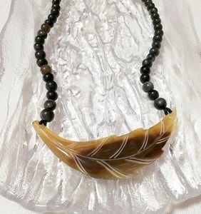 Collier noir en forme de plume marron, ras du cou/bijoux/amulette talisman, accessoires pour dames, collier, pendentif, autres