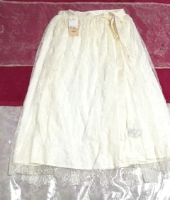 टैग के साथ सफेद फीता लंबी स्कर्ट