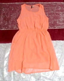Gasa naranja fluorescente ver a través de falda sin mangas de una pieza