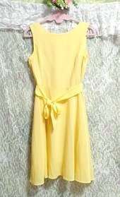 黄色雪纺无袖半身裙，配腰带