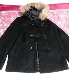 Capa de capa de poncho con capucha de piel de mapache negro abrigo con botones de concha marina / exterior, abrigo y piel, piel y mapache