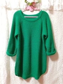 Зеленый вязаный свитер зеленого цвета