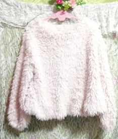 Светло-розовый пушистый трикотажный свитер с длинными рукавами
