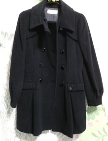 Süßer Angora schwarzer langer Mantel