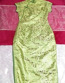 Желто-зеленое платье из фарфора с загадочным узором