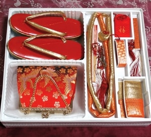 Conjunto de celebración para niñas sandalias rojas zapatos / bolsos / amuletos / abanico plegable / kimono
