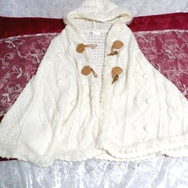 Capa poncho suéter con capucha y botones de concha marrón de piel de conejo blanco