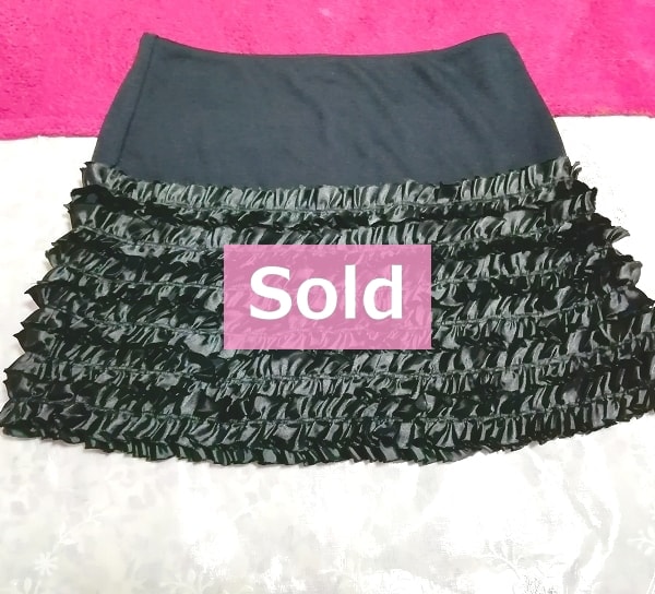 黒ブラック光沢段フリルサテンミニスカート Black glossy frill satin mini skirt