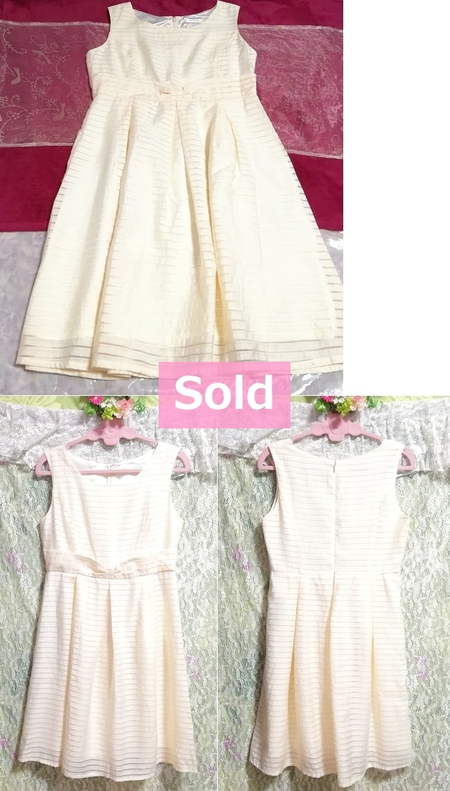पुष्प सफेद बिना आस्तीन का एक टुकड़ा, पोशाक और घुटने की लंबाई स्कर्ट और एल आकार