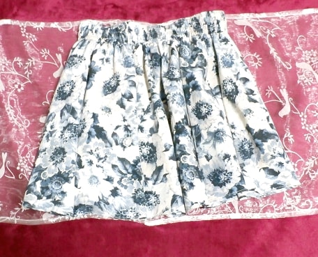 Mini jupe / bas en mousseline de soie à motif floral bleu, blanc et gris Mini jupe en mousseline de soie à motif floral bleu blanc
