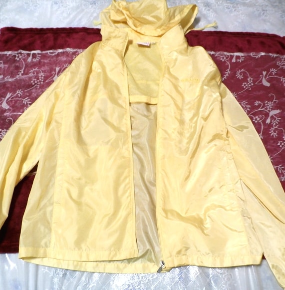 معطف واق من المطر أصفر معطف واق من المطر أصفر