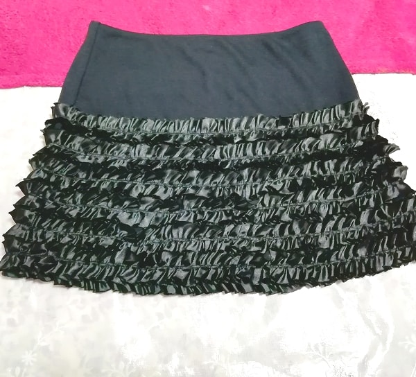 黒ブラック光沢段フリルサテンミニスカート Black glossy frill satin mini skirt