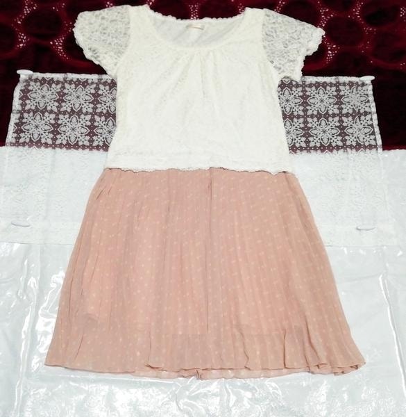 सफेद फीता सबसे ऊपर गुलाबी शिफॉन स्कर्ट पोशाक, पोशाक और घुटने की लंबाई स्कर्ट और मध्यम आकार