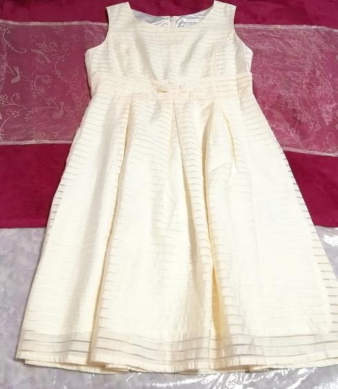 पुष्प सफेद बिना आस्तीन का एक टुकड़ा, पोशाक और घुटने की लंबाई स्कर्ट और एल आकार