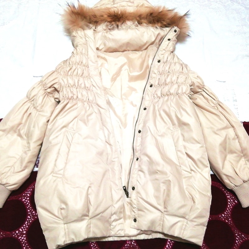 Manteau en duvet à capuche en fourrure de raton laveur blanc ivoire