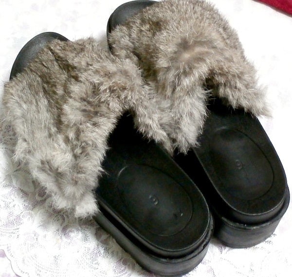 Graue Pelz Damenschuhe / Sandalen mit dickem Boden, auch für Damenschuhe / Sandalen mit grauem Fell und dickem Boden